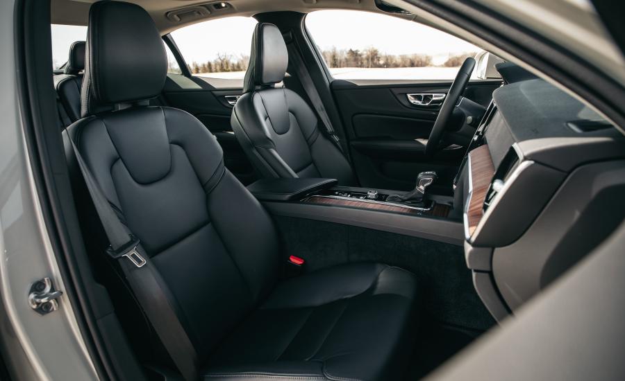 Интерьер Volvo S60 T5 Momentum 2018 года  (NA) (фото 17 из 41)